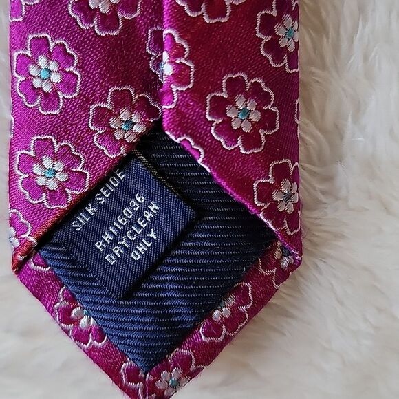 Charles Tyrwitt magenta hot pink daisies silk tie - Picture 3 of 6